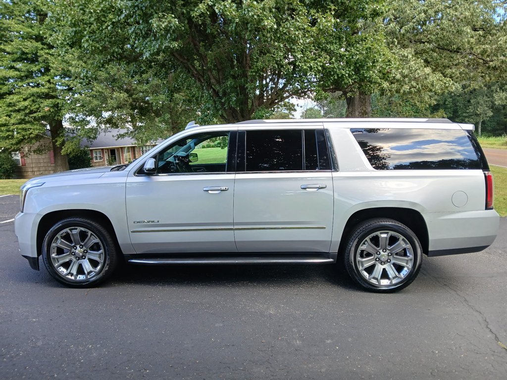 2016 GMC Yukon XL Denali's photo